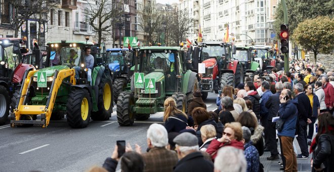 Ganaderos y 230 tractores toman las calles de Santander pidiendo precios justos