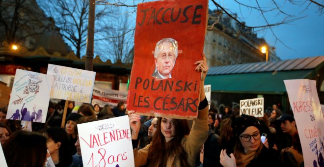 Asociaciones feministas protestan a las puertas de los César: "Polanski violador, cine culpable"