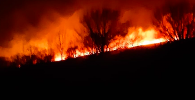 Activos 15 incendios forestales en doce municipios de Cantabria