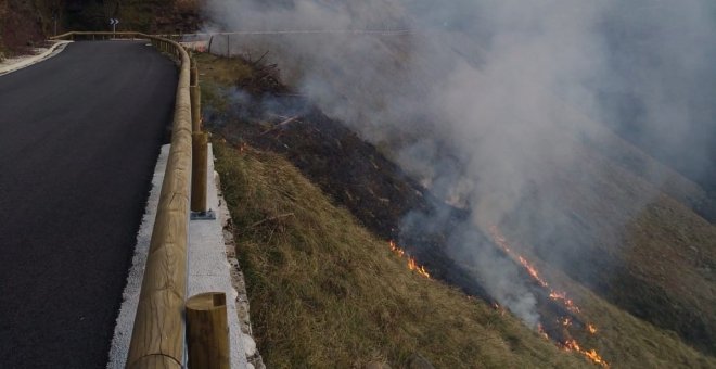 Cantabria registra tres incendios forestales activos en Cabuérniga, Rionansa y Vega de Pas