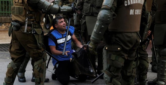 La Policía chilena rocía con gas pimienta a los manifestantes del festival Viña del Mar