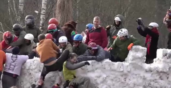Moscú celebra la llegada de la primavera con una tradicional batalla en la nieve