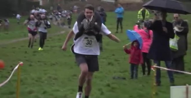 Peculiar carrera de parejas en la localidad inglesa de Dorking