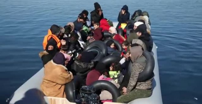 Un grupo de ciudadanos de Lesbos trata de impedir el desembarco de refugiados sirios en medio de la crisis humanitaria