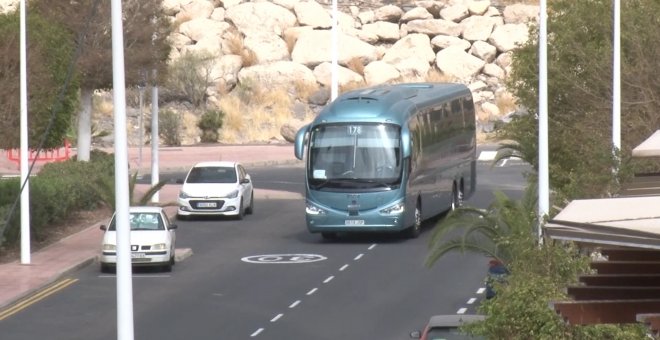 Unos 200 huéspedes del hotel de Tenerife en vigilancia saldrán este lunes