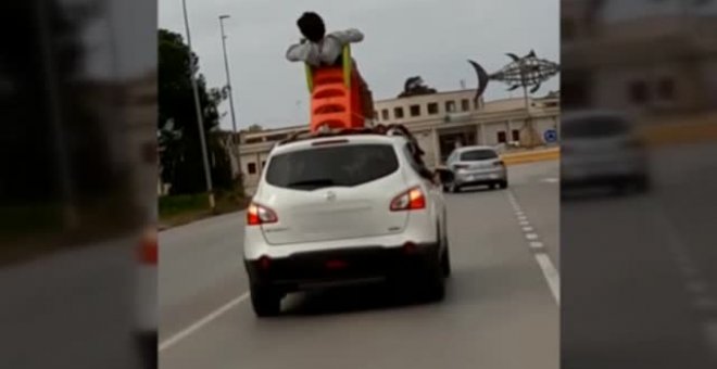Circulando en el "coche tobogán" por las carreteras de Cádiz