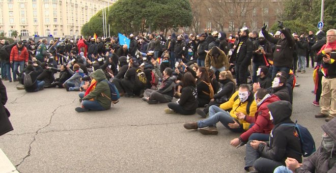 Manifestantes de Jusapol cortan el Paseo del Prado