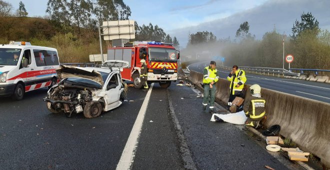 Dos heridos al impactar un turismo y un autobús en la A-8 a la altura de Cabezón de la Sal