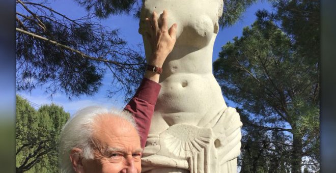 Albert Boadella publica una foto tocando el pecho a una estatua para burlarse de la ley de libertad sexual