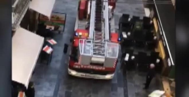 Un camión no puede acudir a un incendio por la estrechez y los obstáculos de las calles en Málaga