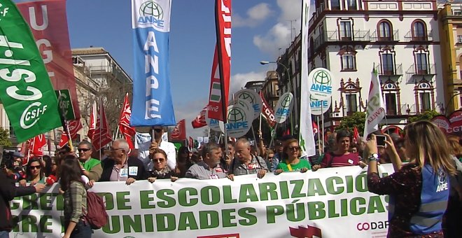 Miles de personas protestan en Andalucía contra el decreto de escolarización