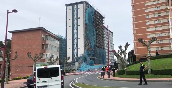 Inician la retirada del andamio derruido por el viento en Barakaldo