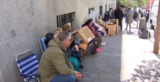 Decenas de personas hacen cola ante la Basílica de Jesús de Medinaceli