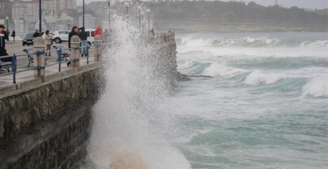 El viento alcanza los 113 kilómetros por hora en Santander y las olas casi los 10 metros