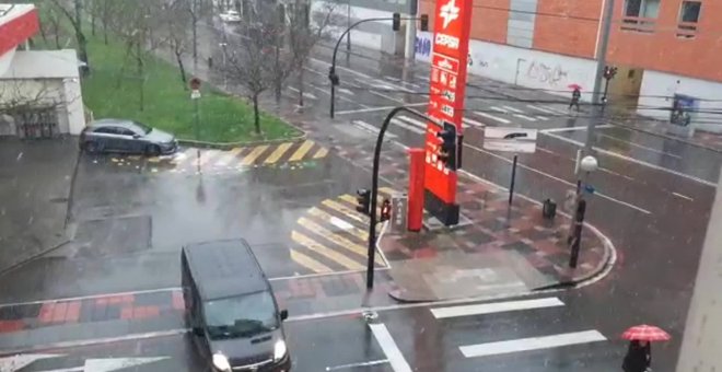 La nieve hace su aparición en Vitoria