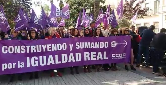 CCOO y UGT se concentran en Badajoz por la igualdad real