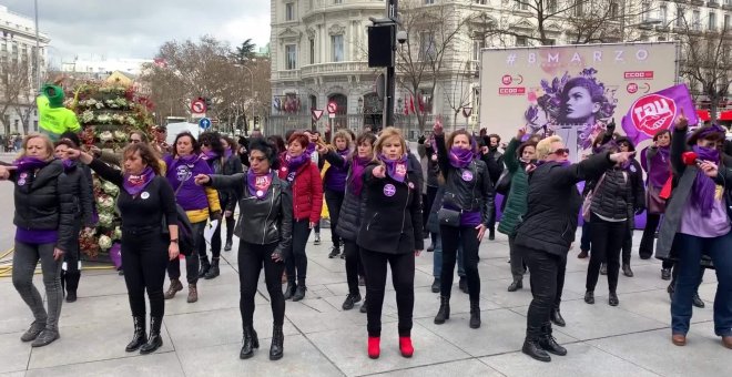 Feministas realizan la performance 'Un violador en tu camino'