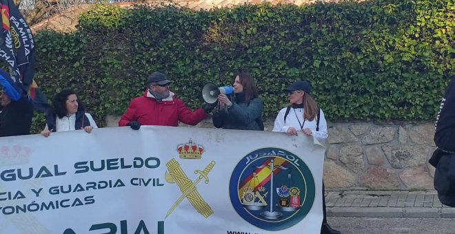 Jusapol reivindica "igualdad" frente a la casa de Montero e Iglesias