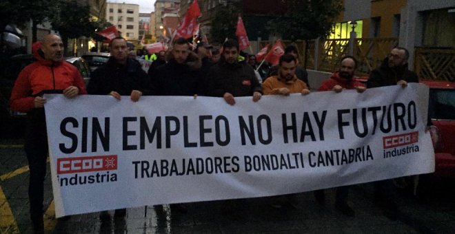 Miles de personas inundan las calles de Torrelavega para reclamar una solución a la situación "agónica" de la industria
