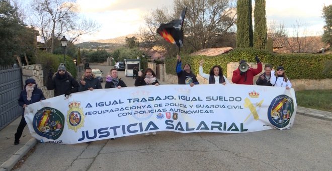 Miembros de Jusapol protestan ante el chalé de Iglesias y Montero