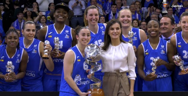 Doña Letizia celebra el 8M entregando la Copa de la Reina de Baloncesto