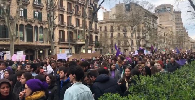La manifestación feminista de Barcelona llena la Gran Via