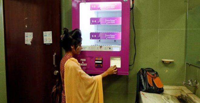 Una máquina de compresas acaba con la vergüenza menstrual en Bangladesh