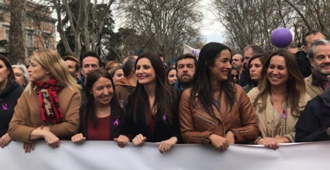 Cs abandona la marcha feminista de Madrid tras ser recibido al grito de "¡Fuera, fuera!"
