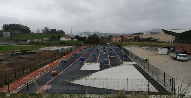El PSOE denuncia la paralización de las obras de la pista de atletismo y reclama la puesta en marcha de las pistas de pádel