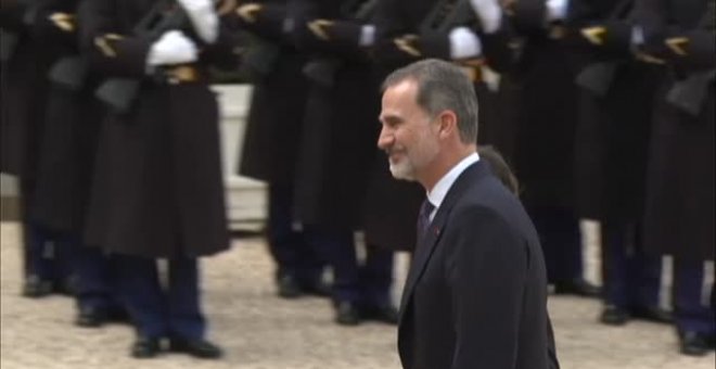 Besos al aire en la recepción de Macron y su esposa a los reyes