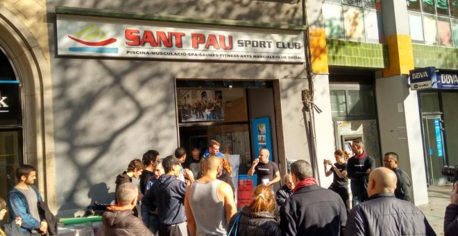 El Gimnàs Social Sant Pau denuncia que tres joves han ruixat amb gasolina un usuari sense llar que dormia a la porta
