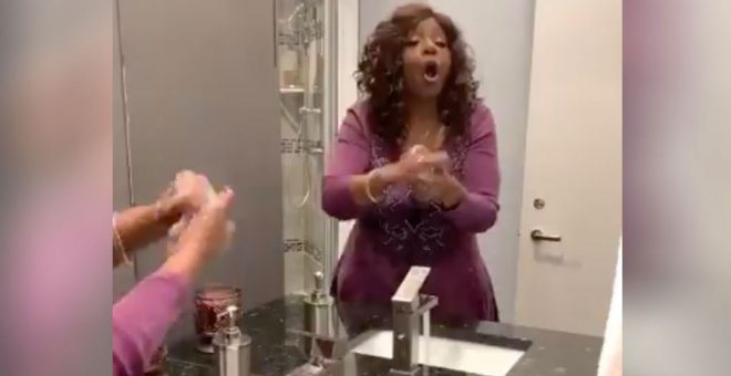 "Sólo hacen falta 20 segundos": Gloria Gaynor enseña cómo lavarse las manos contra el coronavirus mientras canta 'I will survive'