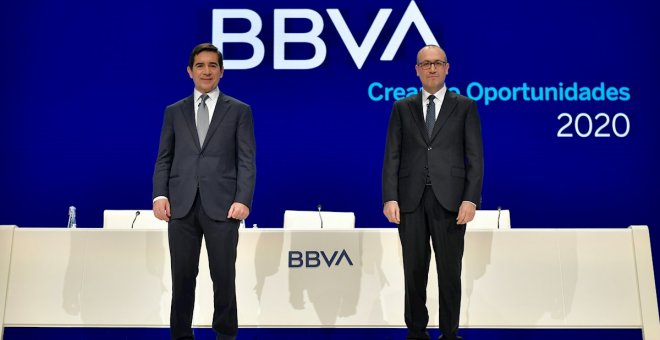 El presidente del BBVA recibe duros cuestionamientos de los accionistas por el espionaje de Villarejo