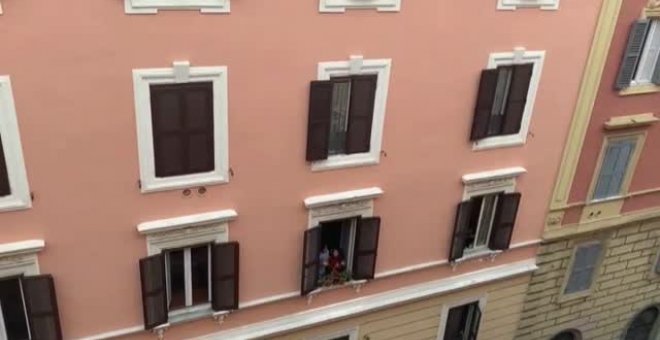 Los italianos salen a los balcones a aplaudir a los médicos que luchan contra el coronavirus