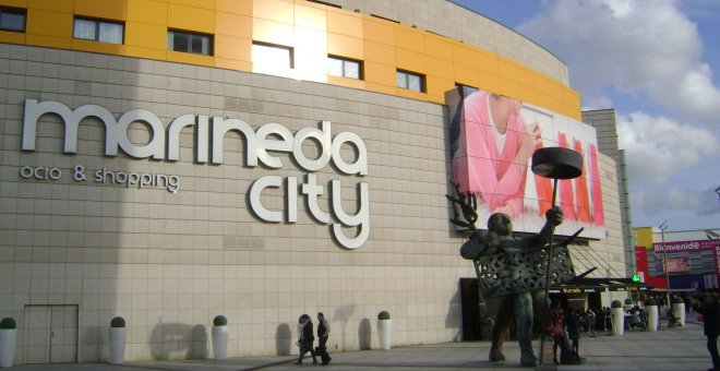 La Policía obliga a cerrar varias tiendas en el centro comercial coruñés de Marineda City