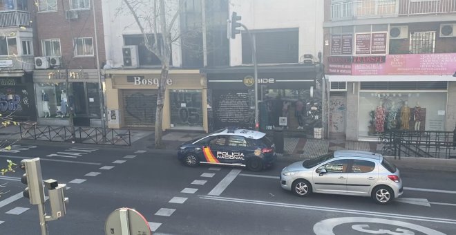 Policía Nacional patrulla Madrid recordando la limitación de circulación