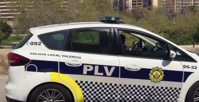 La policía recorre Valencia pidiendo que la gente se quede en casa