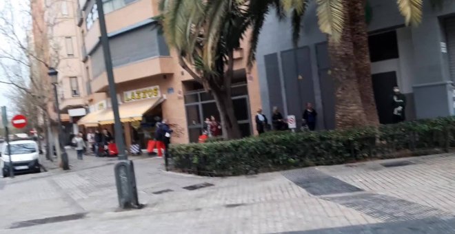 Ciudadanos hacen cola guardando la distancia de seguridad para entrar en Mercadona