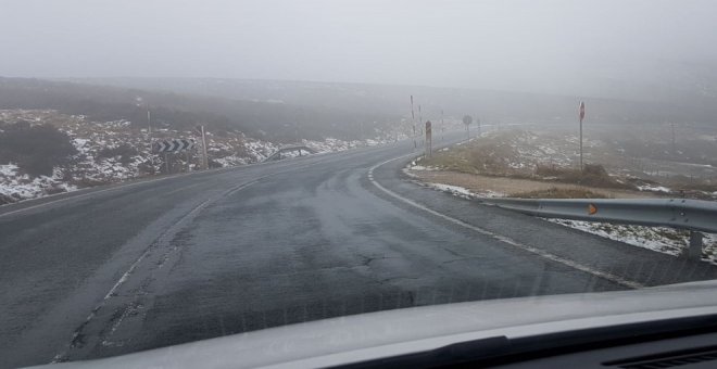 La nieve obliga a usar cadenas en el Puerto de Lunada