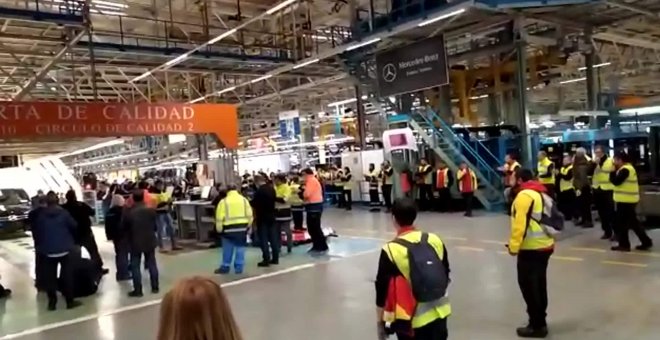 Trabajadores bloquean Mercedes Benz en Vitoria para obligar a parar la producción