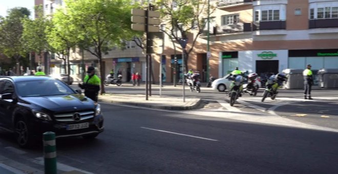 La policía municipal de Sevilla controla la ocupación de vehículos particulares