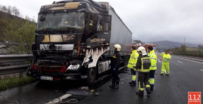 Chocan dos camiones en la A-67 a la altura de Molledo