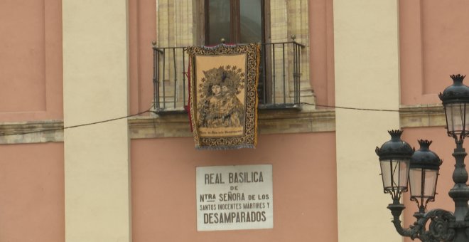 Basílica de València cuelga imágenes de la Virgen de los Desamparados