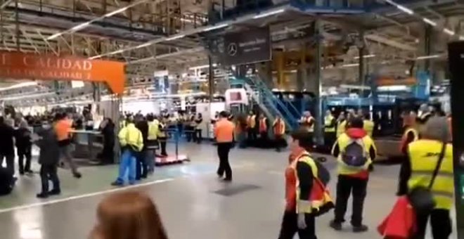 Los trabajadores de Mercedes-Benz en Vitoria paralizan la producción