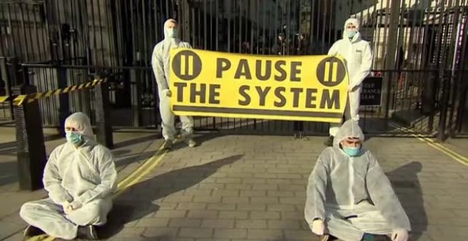 Protestas a las puertas de Downing Street por la crisis global del COVID-19