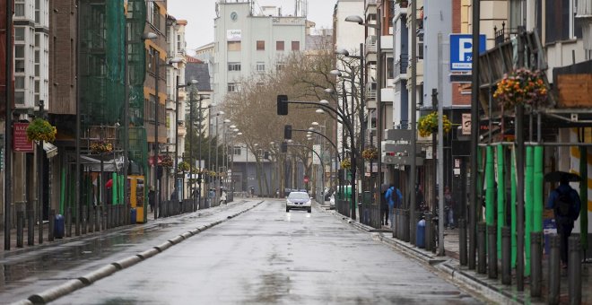 La falta de guantes y mascarillas pone en riesgo a los trabajadores que cuidan a la ciudadanía