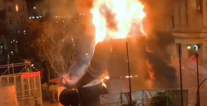 Valencia quema la falla del Ayuntamiento sin público y sin previo aviso