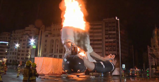 Prenden fuego a la falla de la Plaza del Ayuntamiento de Valencia