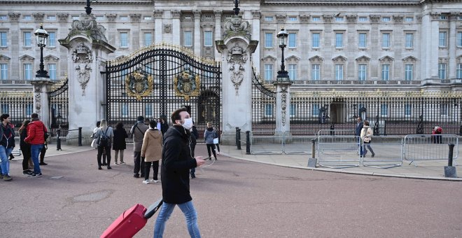 La estrategia de Boris Johnson frente al Covid-19 provoca la huida de ciudadanos de otros países