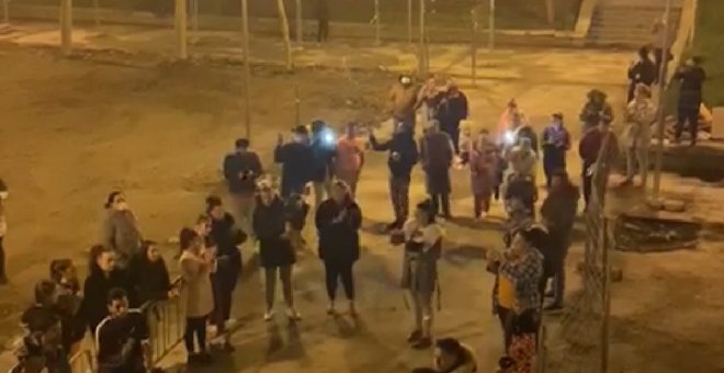 Unas 50 personas se concentran en la calle para cantar en Salamanca